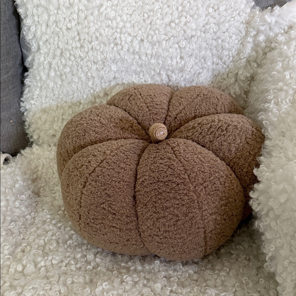 🍄Light brown Sherpa pumpkin 100% polyester fibre 16”x 8” tall brand new